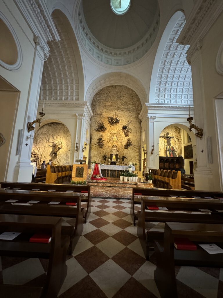 In de kerk zie je het altaar met aan beide zijden bankjes