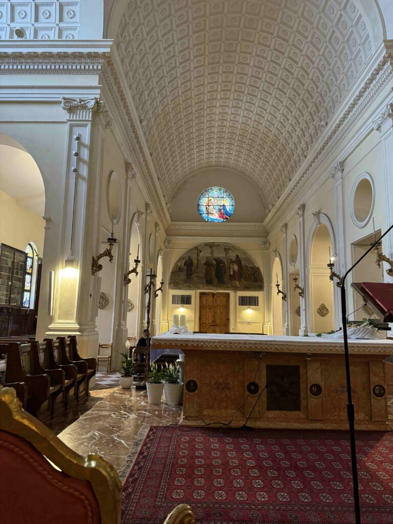 In de kerk uitzicht op het altaar en het mooie witte uitgewerkte plafond