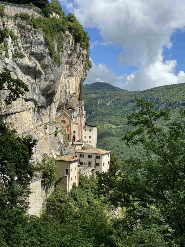 Uitzicht vanaf het wandelpad naar de madonna della corona hangend tegen een berg