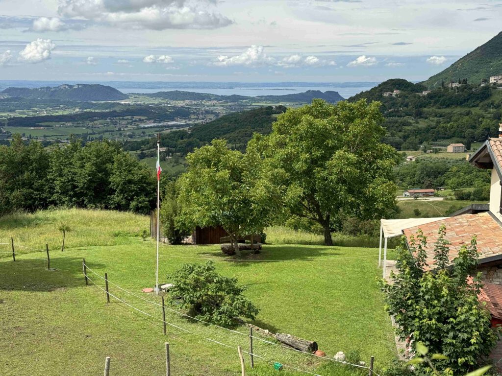 uitzicht in bergen naar madonna della corona met uitzicht op Gardameer