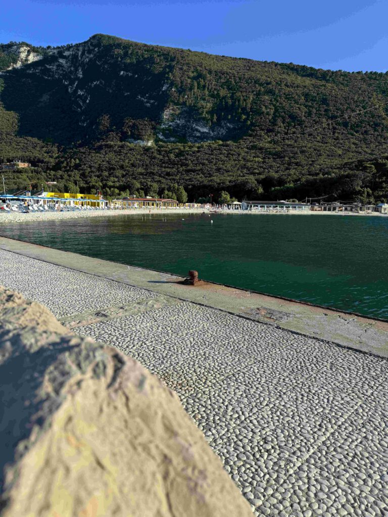 strand in een baai met uitzicht op restaurants