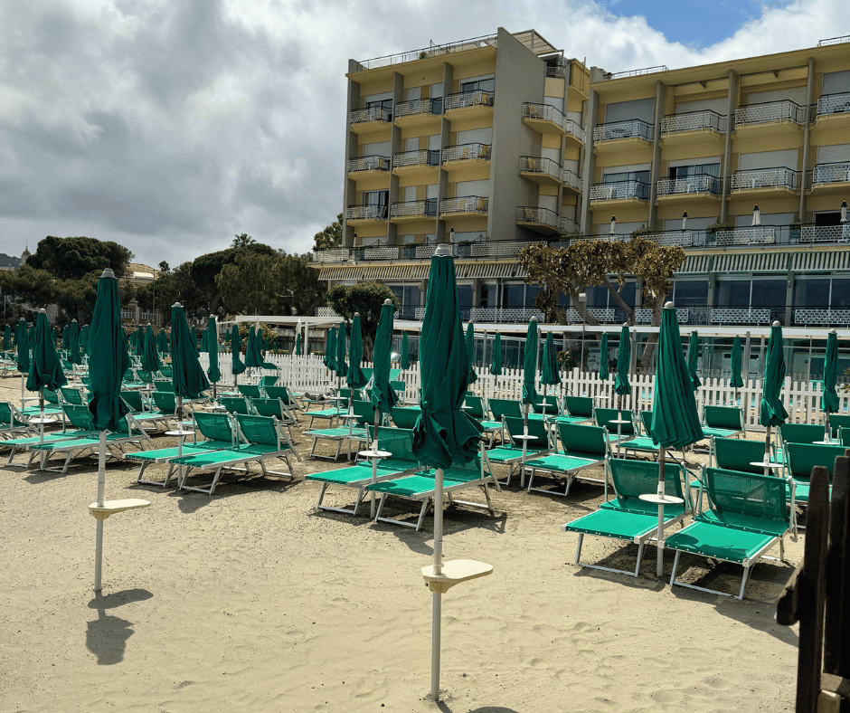 strandstoelen met hotel op de achtergrond