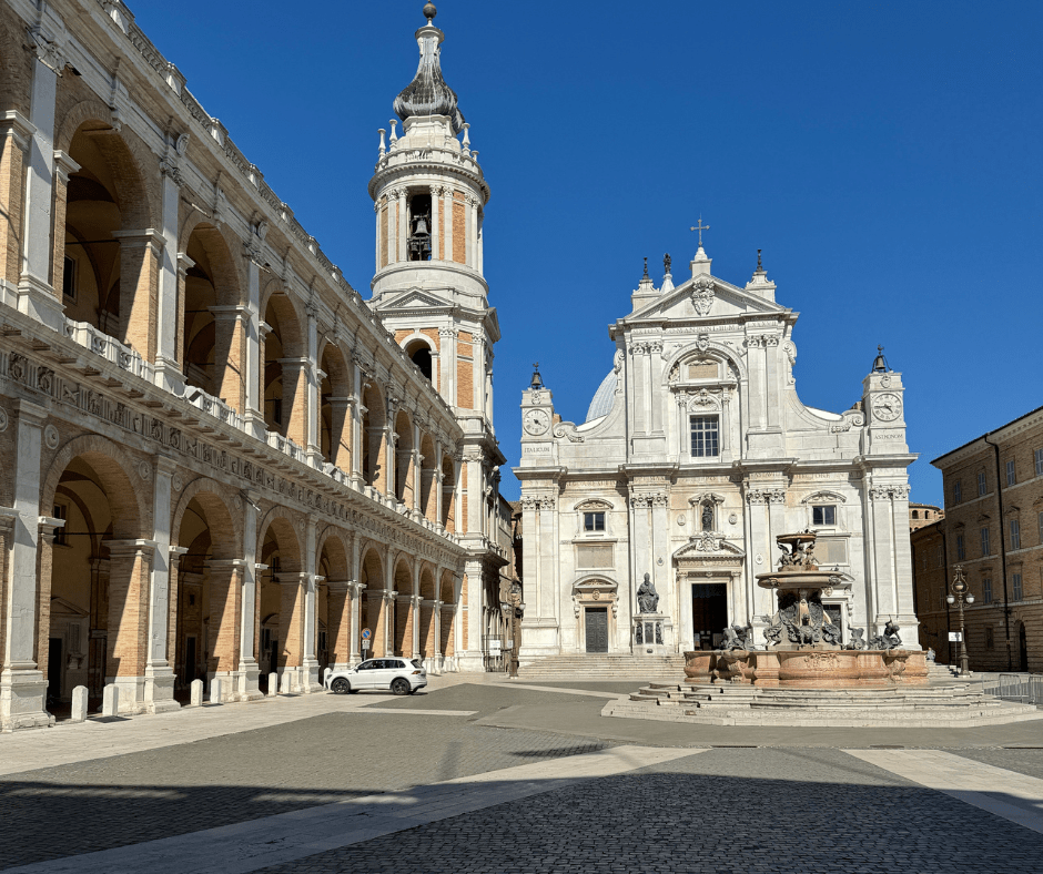 witte basiliek op plein in loreto