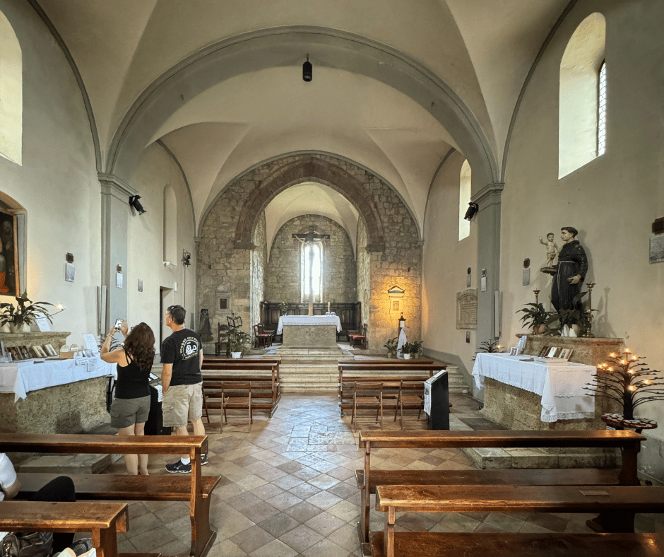 binnenkant van de middeleeuwse kerk