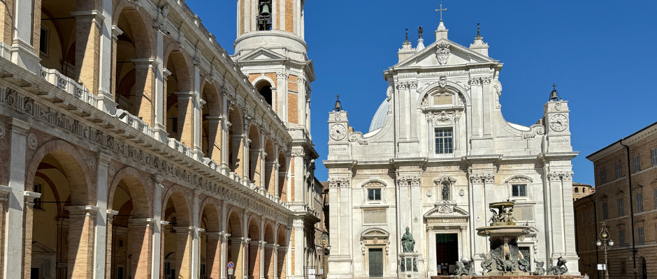 Loreto plein met een grote witte kerk, basiliek