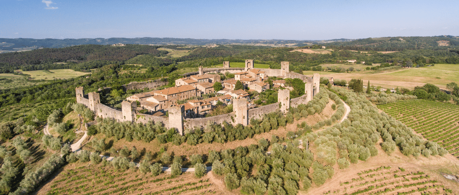 monteriggioni dorp van bovenaf gezien, liggend in het midden van toscaans landschap