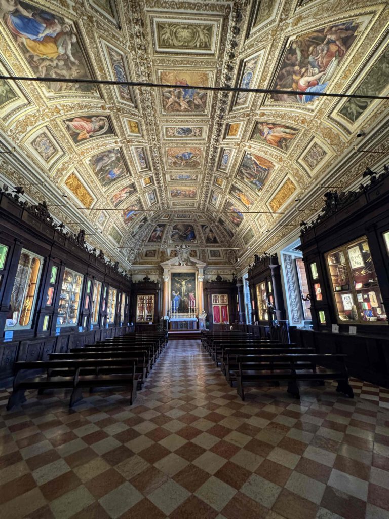 kerk loreto mooi berwerkt plafond in schatkamer