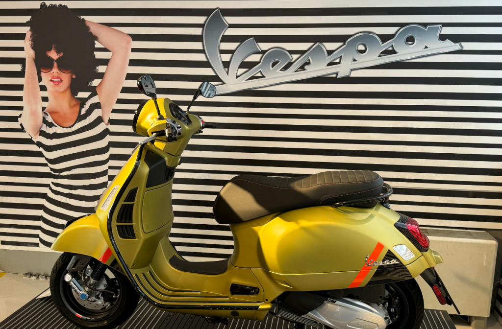 Piaggio museum gele vespa