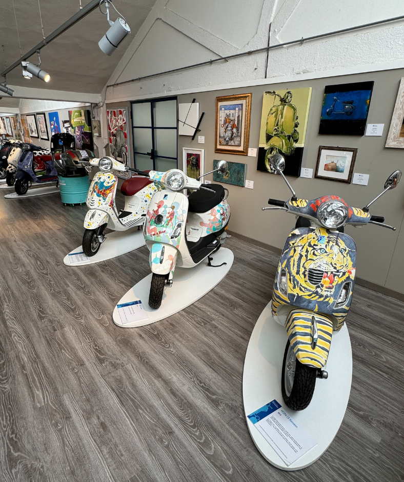 verschillende modellen vespa's in het piaggio museum italie