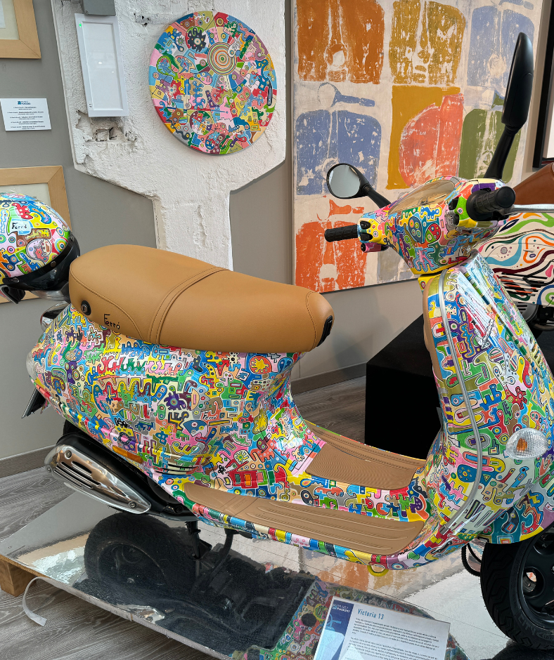 beschilderde vespa in het piaggio museum in italie