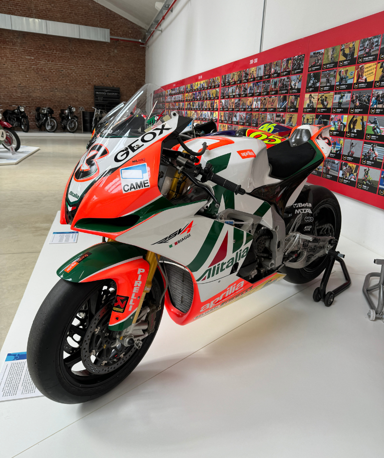 Aprilia motor in het piaggio museum in italie