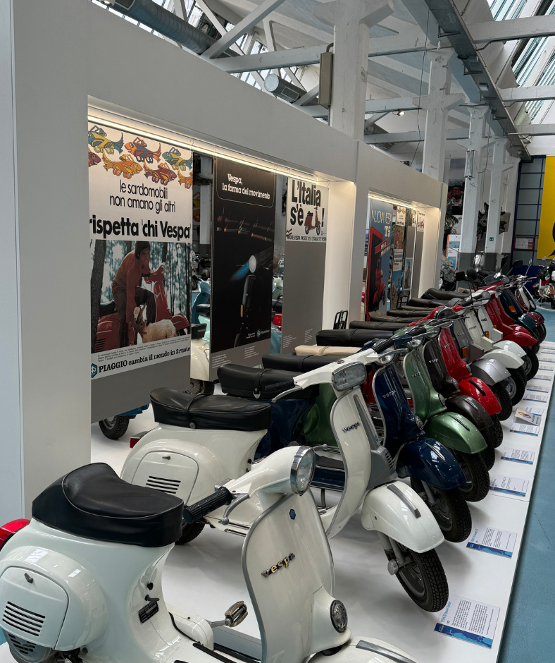 Verschillende modellen vespa's in het piaggio museum italie