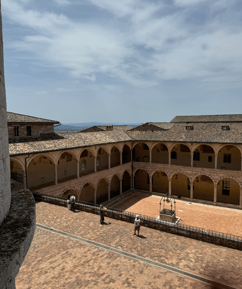 Binnenplaats bij de basiliek van assisi