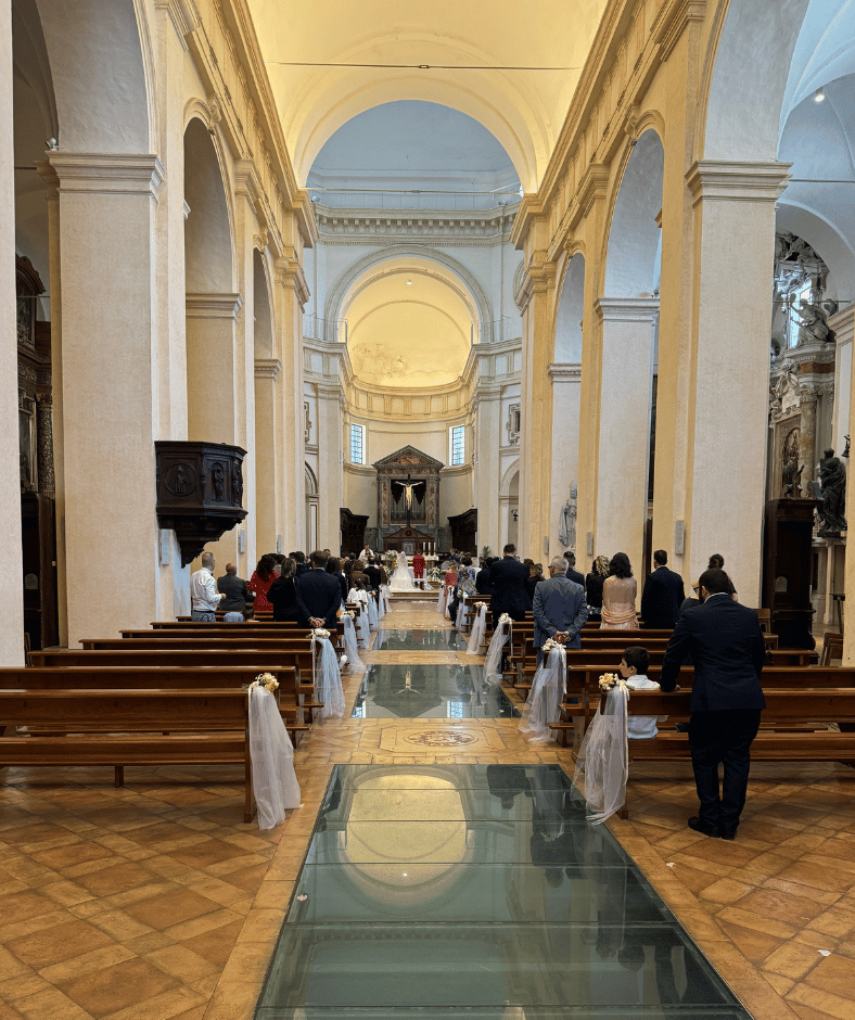 binnenkant van een kerk, een bruiloft is aan de gang. bruidspaar en gasten in de banken