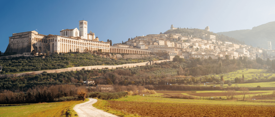 uitzicht op de heuvel waarop assisi ligt. Met links de basiliek van sint assisi.