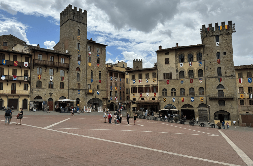 piazza grande, mooi plein met historische gebouwen in arezzo