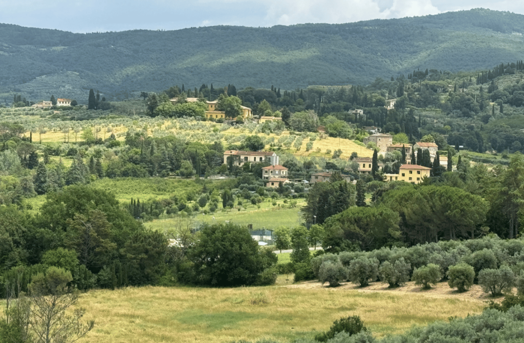 mooi uitzicht over de stad en de heuvels bij Arezzo