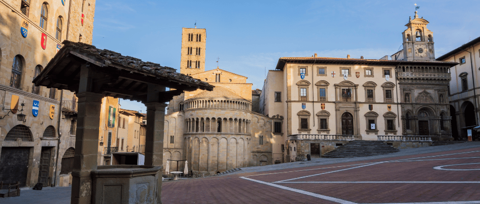 piazza grande, mooi plein met historische gebouwen in arezzo